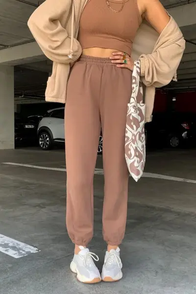 monochrome-magic-all-one-color-sweatpants-outfits