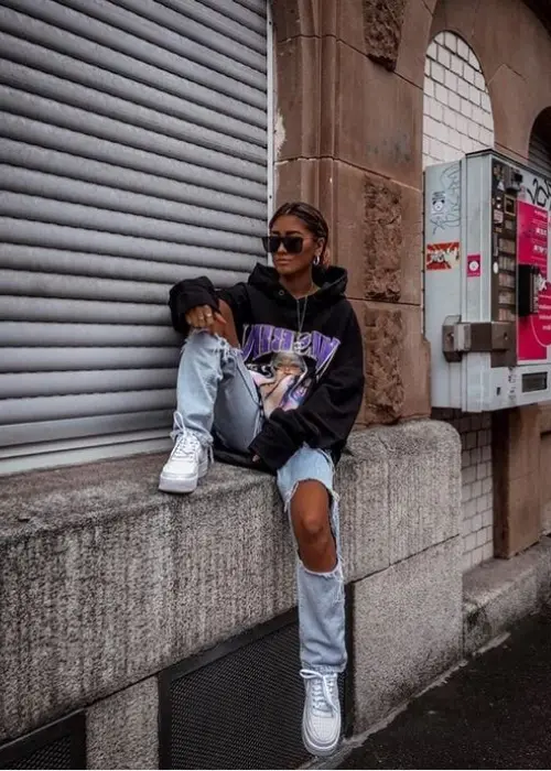 oversized-hoodie-with-jeans-–-cozy-yet-cute