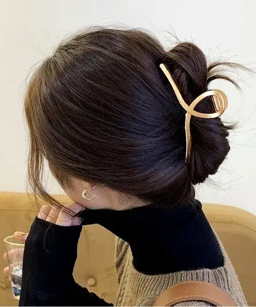 classic-french-twist-with-claw-clip