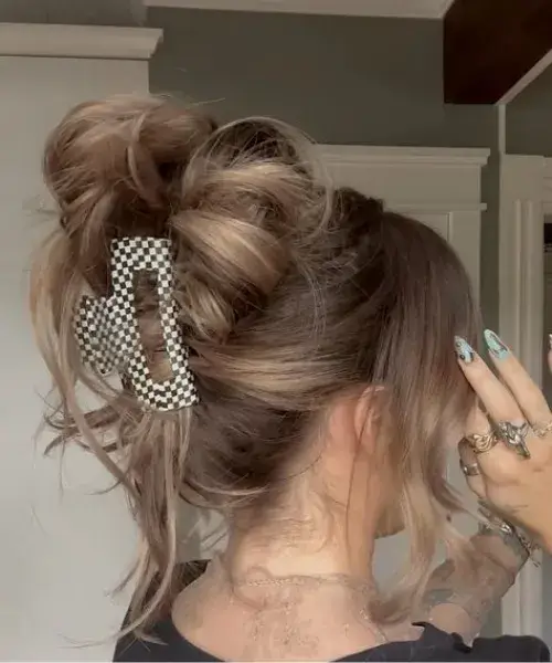 messy-bun-with-clip